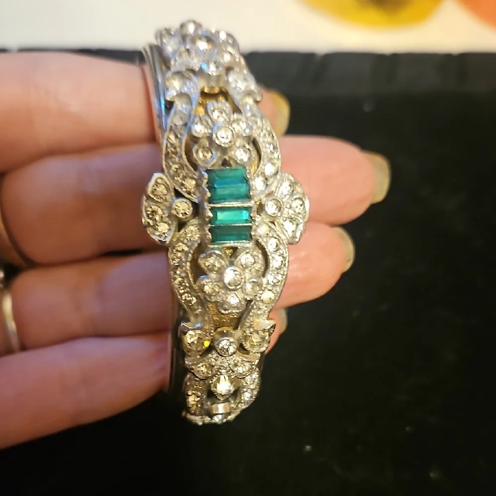 Gold tone vintage Art Deco Bracelet with detailed filigree adorned with stones - Picture 2 of 9